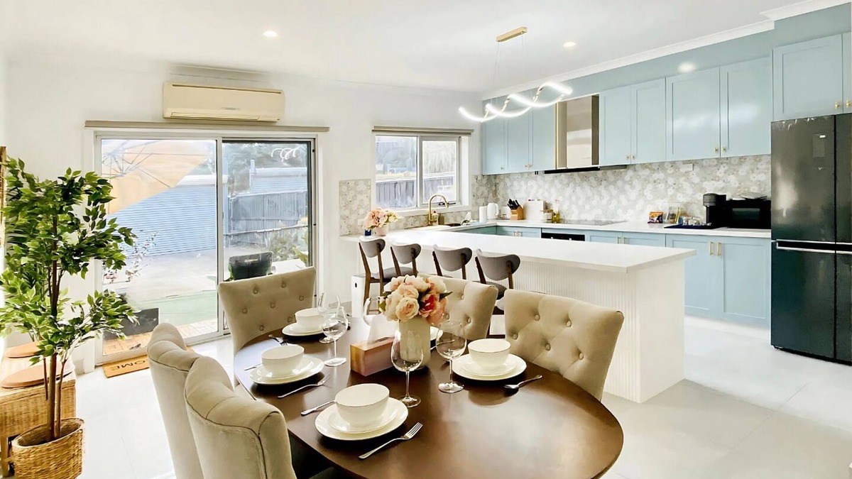 Yarraville House | 4BR Townhouse Near Coles, Parks, BBQ & Parking – Perfect for Families & Groups