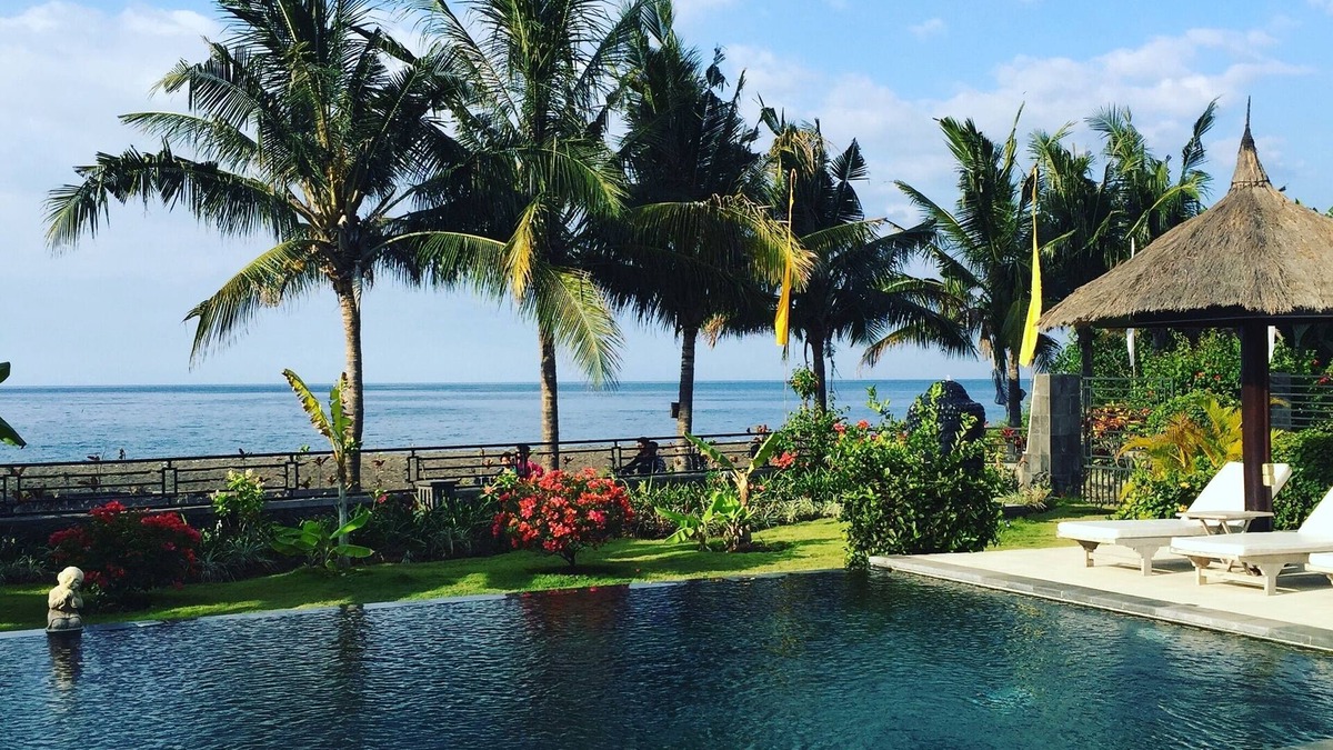 Umeanyar Villa | 4BR Tropical Villa right on the Beach