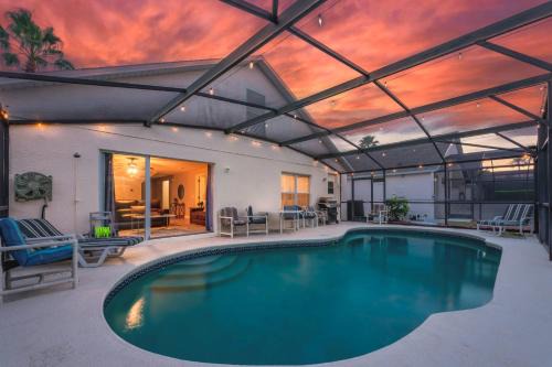 Lake Berkley House | 4BR w Heated Pool near Disney & Lake - Sleeps 10