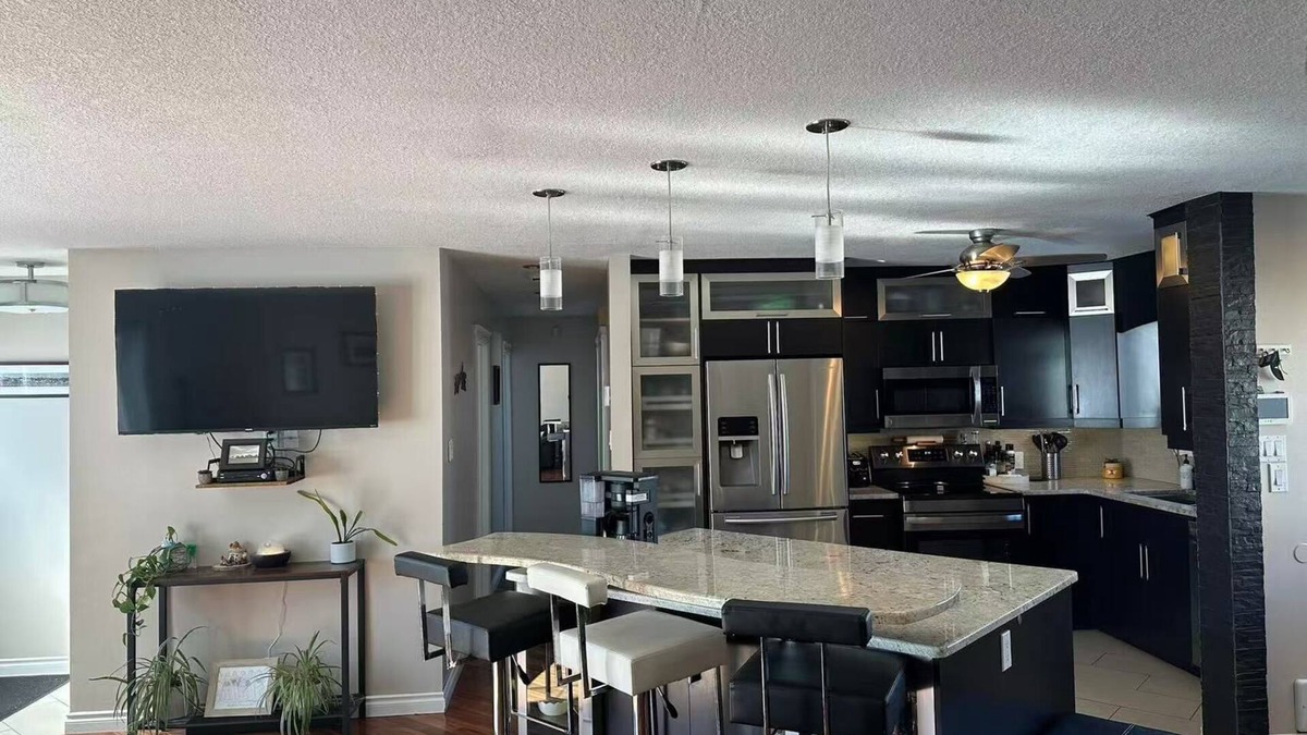 Thompson House | 4BR w/Wine Fridge, Bar, Patio, Parking, Laundry