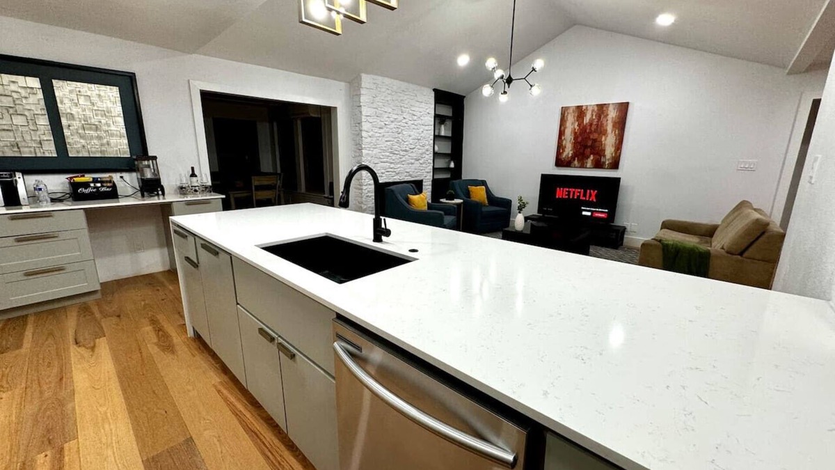 North Austin Civic Association House | 4BR3BA~Priv Office~FastWifi~1 Story~Pet~15 min DT
