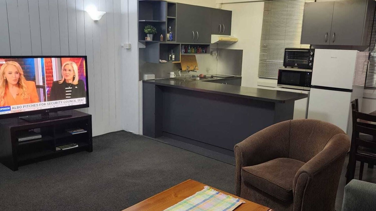Griffith Apartment | 4km to parliament, 400m to Fyshwick Markets, fully furnished with room for 4