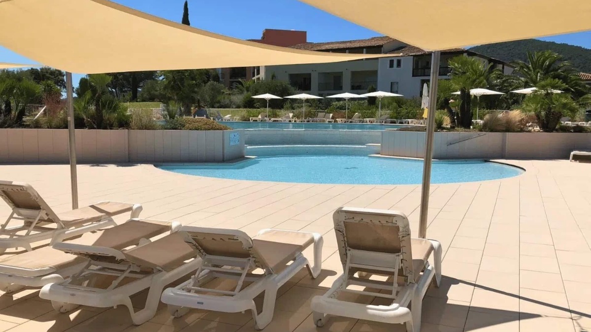 La Rouviere Apartment | 4p Apartment on beautiful Domaine with pool near the sea