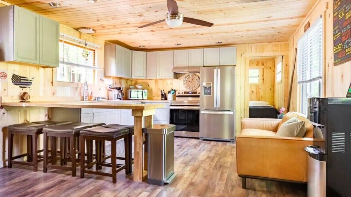 Carrollton Cabin | 4PelicansOhio: Relaxing Cabin Near Leesville Lake ~Pets Welcome~ 2 Queens & 1F