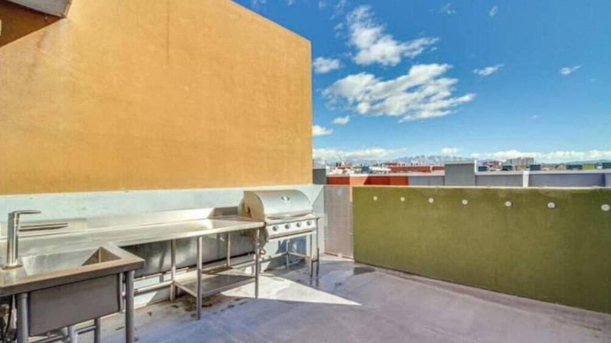 Raynolds Addition House | 4story 2bedroom 1.5bath townhome