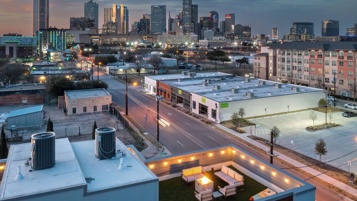 Cedars House | 4story townhome with Dallas Rooftop!