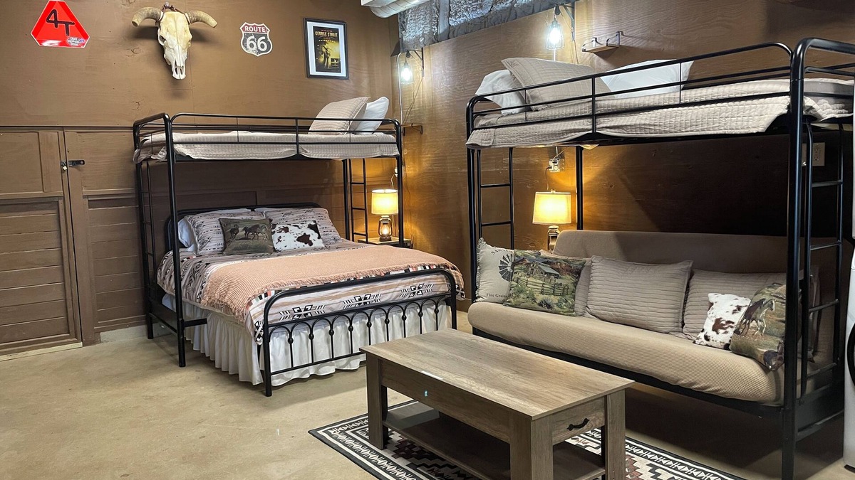 Riesel House | 4T Bunkhouse : comfortable private lodging for family fun.