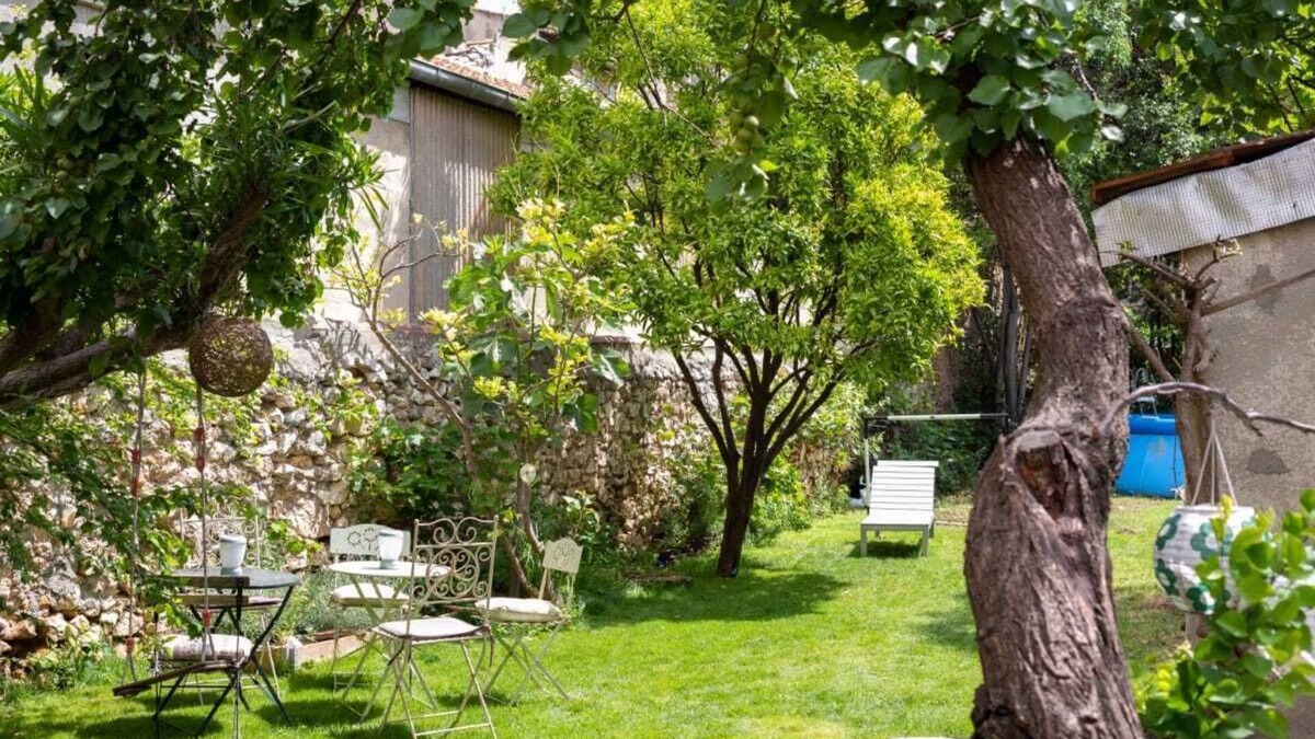 La Conception House | 5/6 bed townhouse with air conditioning, garage and large garden