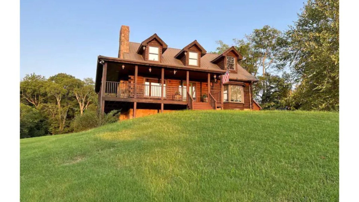 College Grove Cabin | 5 Acre 3 Bedroom Cabin Next Door to Troubadour