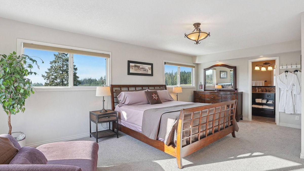 Far West House | 5 Acre Country Estate, Wifi, Beautiful Views, Surrounded by Vineyards & Horses