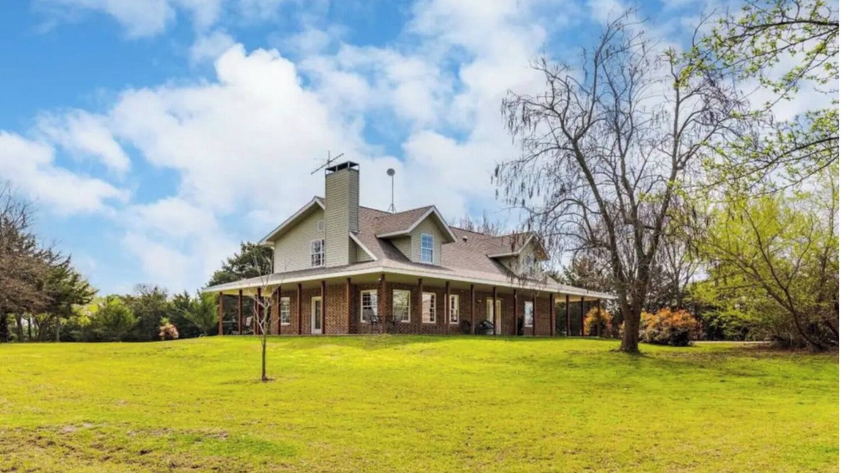 Princeton House | 5 Acre Home Getaway fully Furnished. 2 stories w pickleball & bball lit court