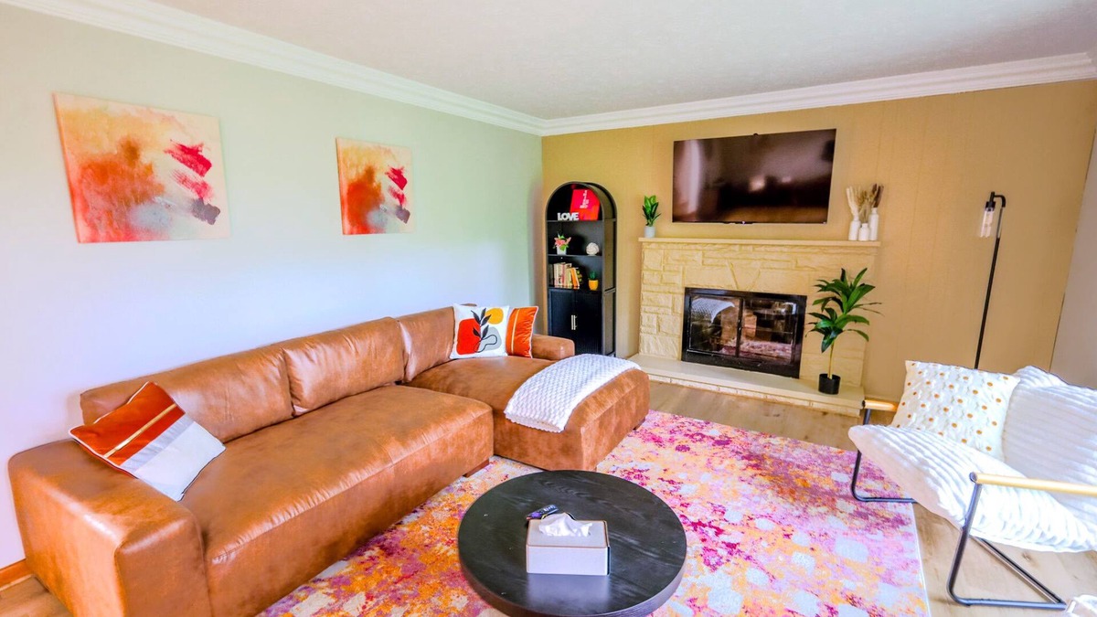 Akron House | 5 Acres - 3 King Beds - Fairlawn Campfire Nights!
