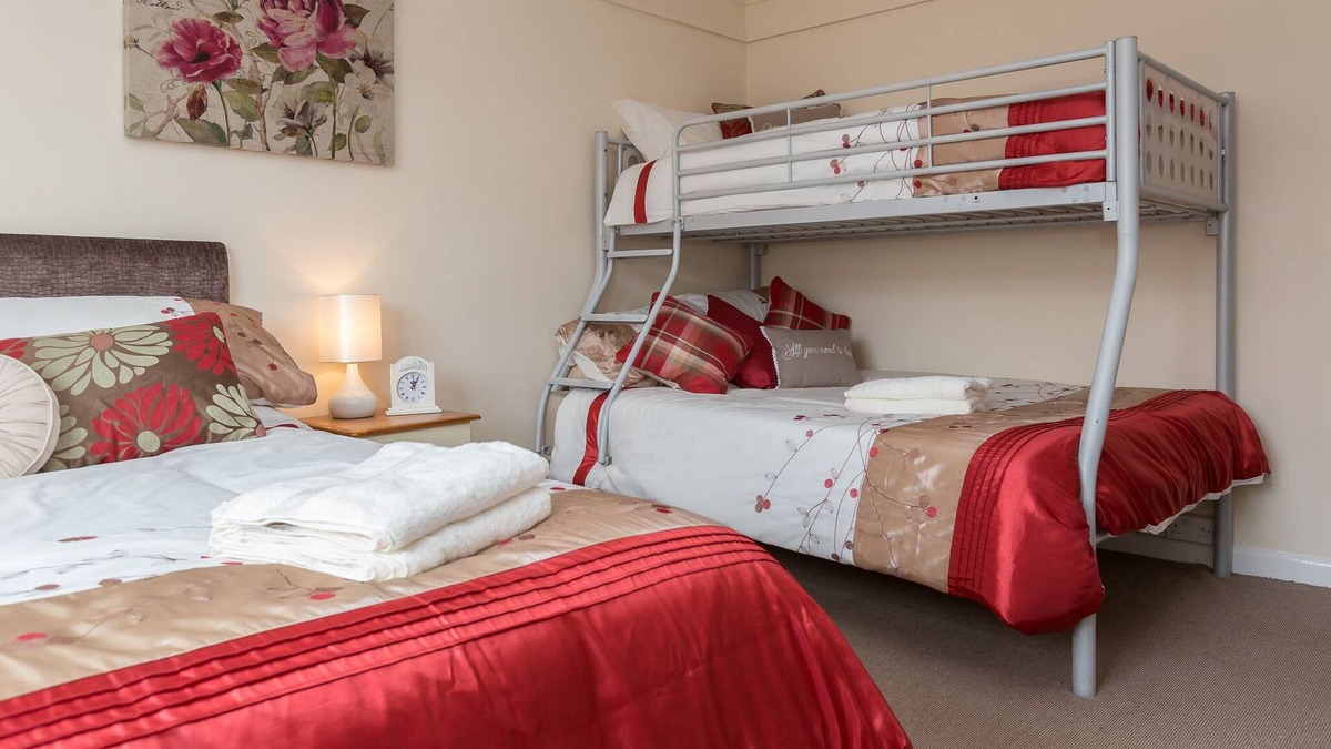 Paignton Apartment | 5* Apartment - Free Swimming Pool - Free Parking on site