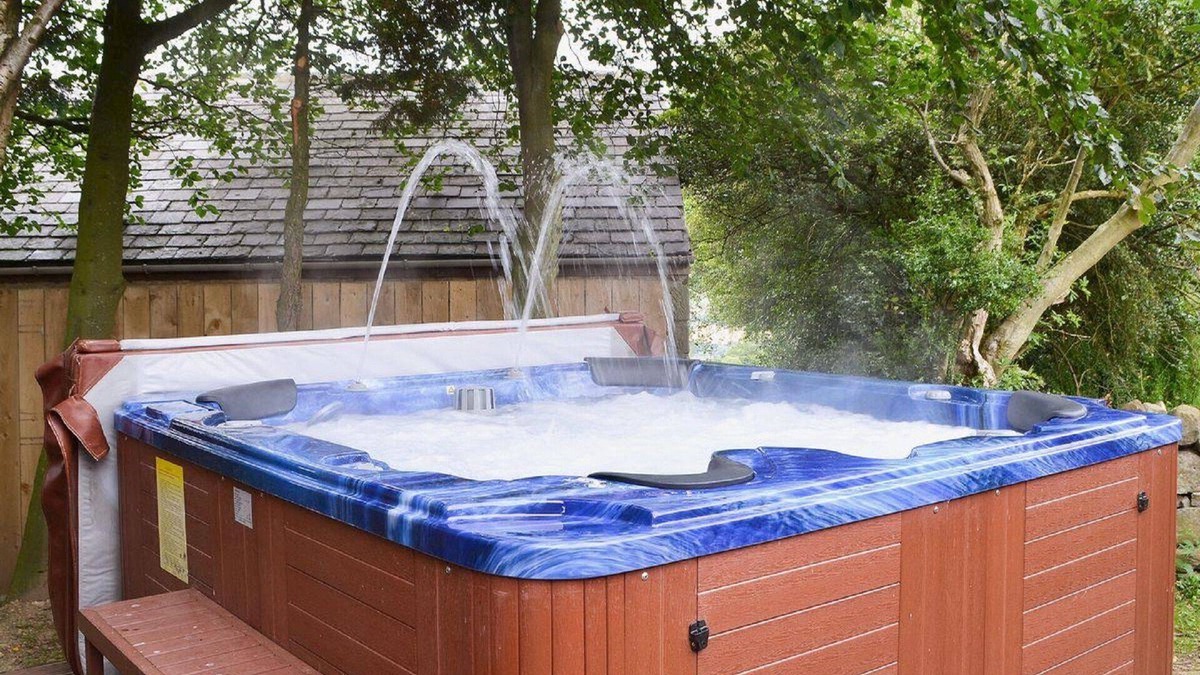 Stocksfield Cottage | 5* Barn Conversion c/w hot tub, sauna, games room, 1/4 acre enclosed games