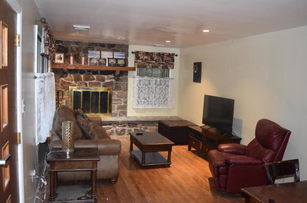 Lake Harmony Estates House | 5 Bdr Cabin Game rm Large Deck Fireplace FireTable
