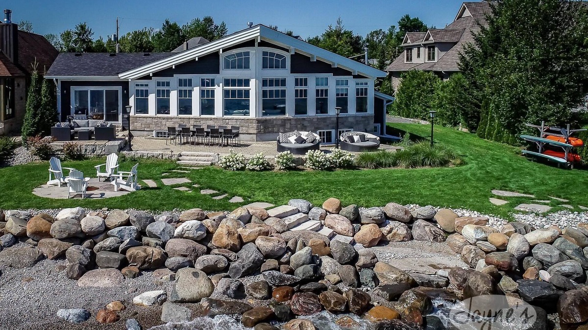 The Blue Mountains Ski Chalet | 5 bdrm, 3 bath Beach Chalet! Steps to Georgian Trail! Georgian Bay Views!
