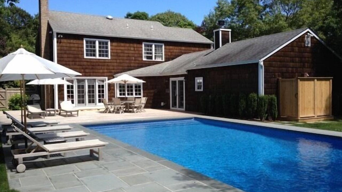 Wainscott Woods House | 5 Bdrm, 4.5 Bath, Heated Pool, Bike to best Beach & 5 min walk to Wainscott Cntr