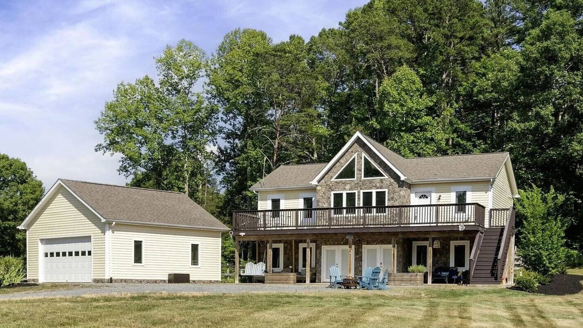 Louisa House | 5 BDRM Dog Friendly, Lake Access Getaway w/Playground, Fire Pit & more