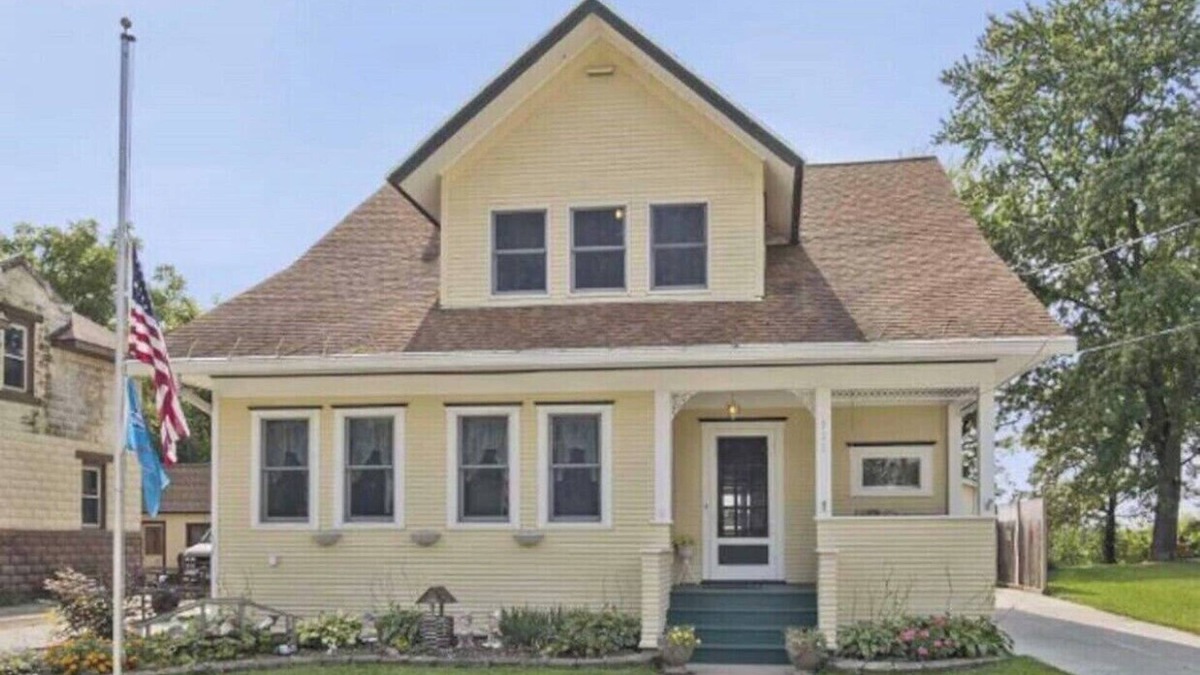 Pardeeville House | 5 bdrm/sleeps12 Lakeside Getaway