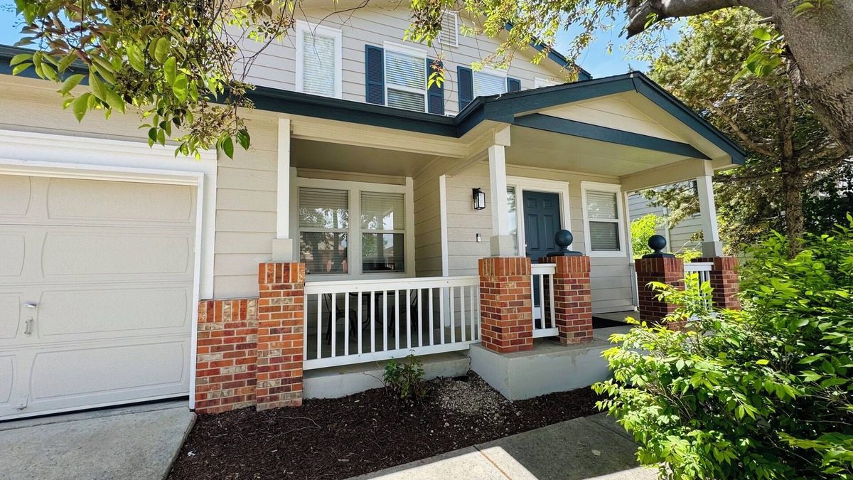 North Central Westminster House | 5 bdrms; King Beds, 2 kitchens; Dine/Shop/Scenic Trail; Easy Access to Downtown!