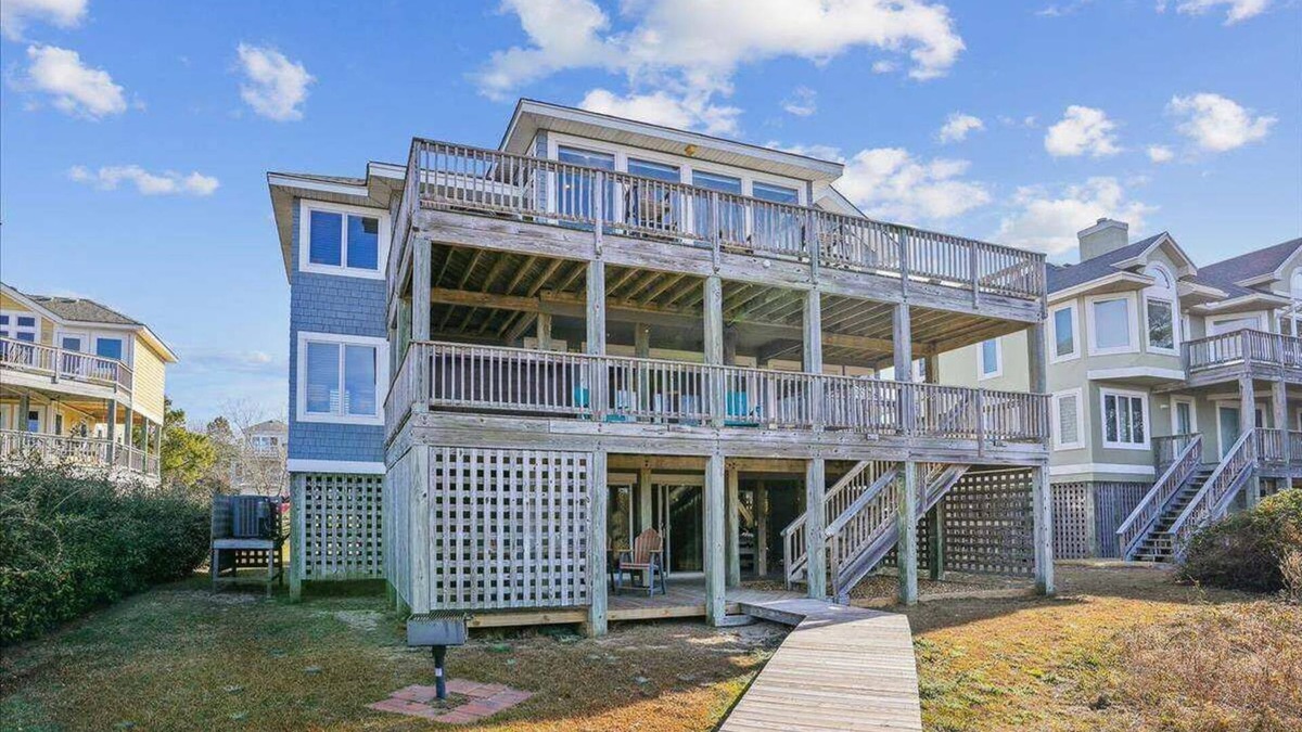 Monteray Shores House | 5 Bed, 3.2 Bath dog friendly soundfront home with hot tub