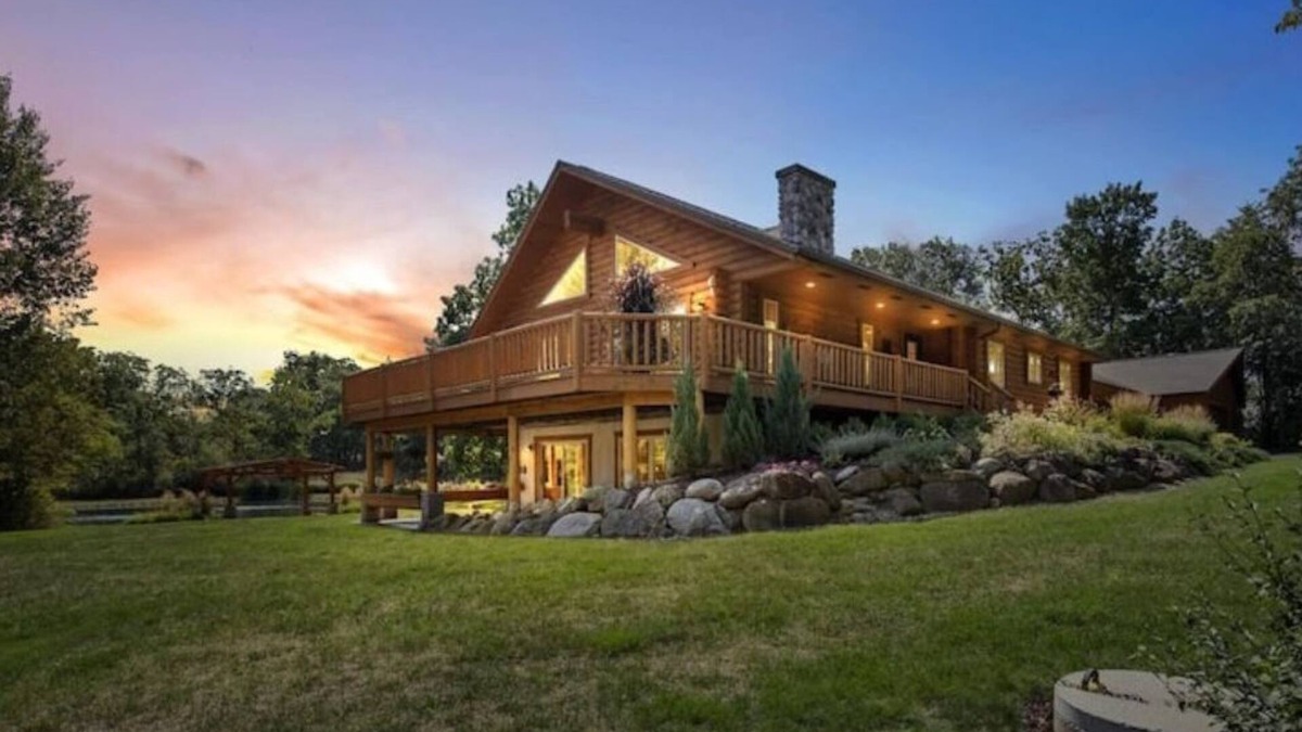 Honey Creek Cabin | 5 bed 3 bath cabin SE WI 1hr fr Chicago!