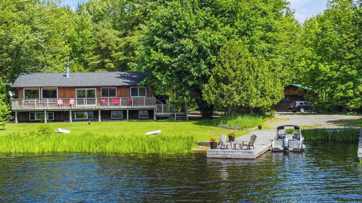 Muskoka Lakes Cottage | 5 Bed 3 Bath Sun-Filled Beautiful Lakeside Cottage on Lake Muskokan