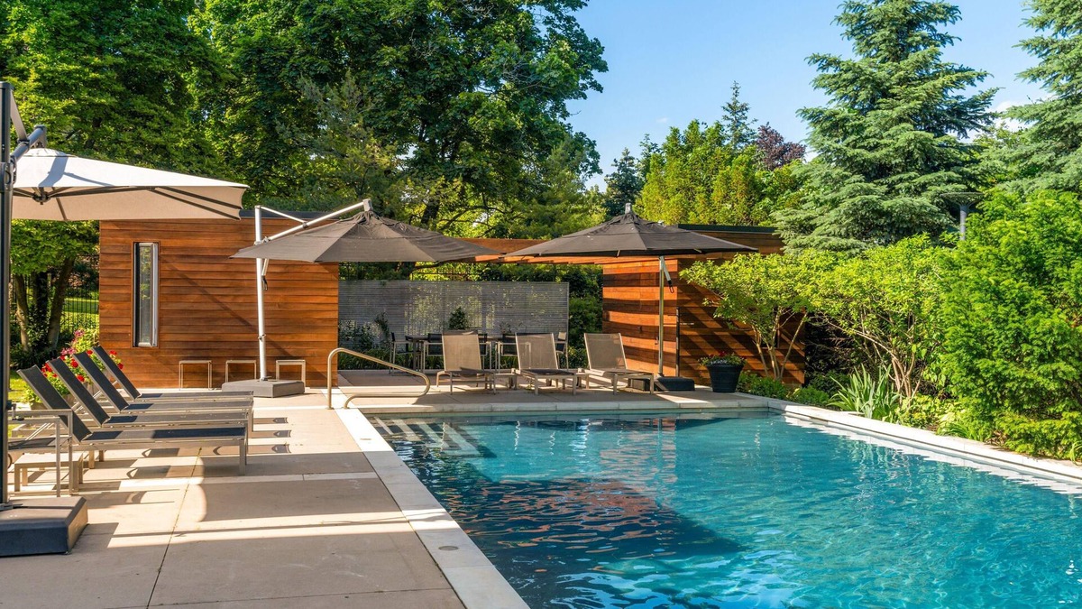 Paris House | 5 bed 6 bath Estate Home in Paris Ontario with a pool, gym and solarium!