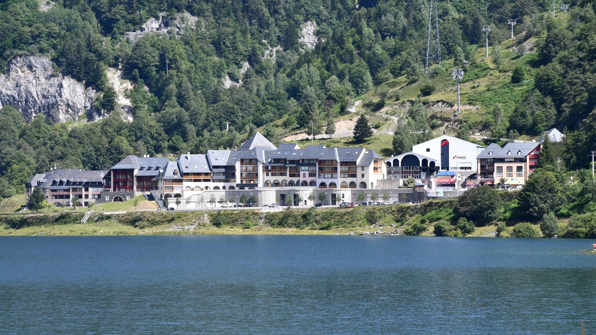 Gabas Apartment | 5-bed apartment with superb view of Lake Artouste