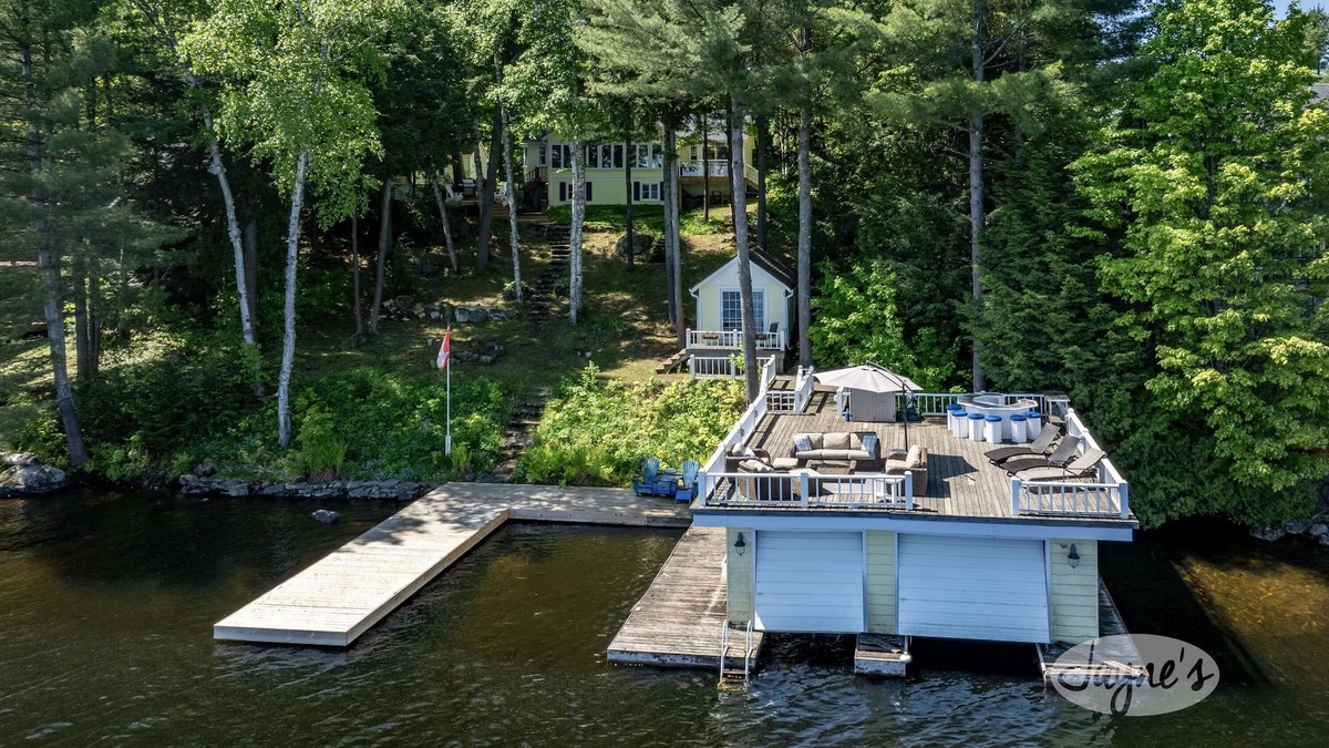 Torrance Cottage | 5 Bed Cottage & 2 Bunkies! Boathouse Rooftop Deck with Sunsets!