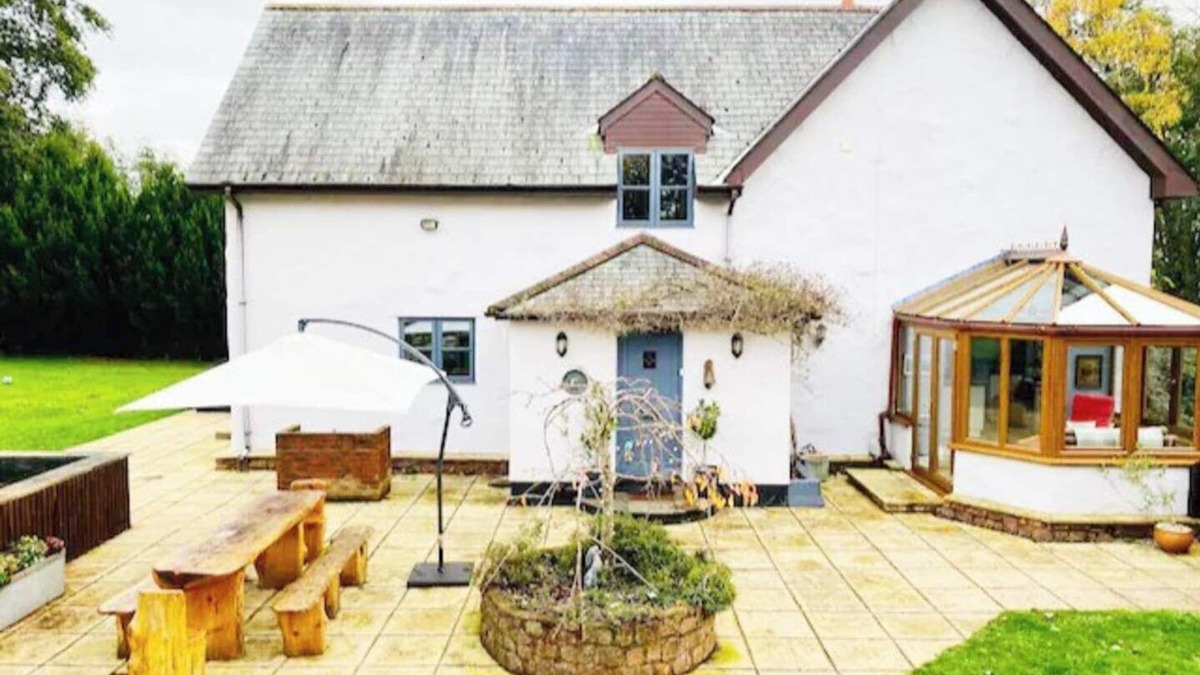 Kingston St Mary House | 5-Bed Home - Sleeps 12, Pool, Garden & Play Area