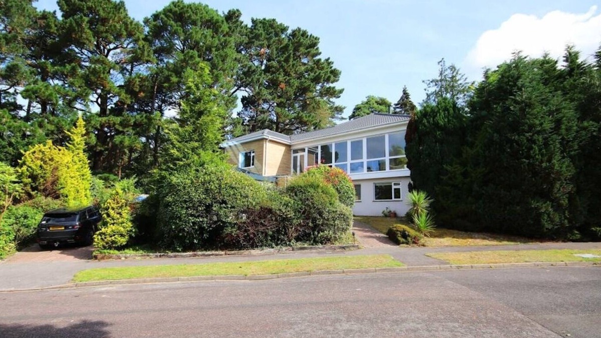 St Leonards House | 5 Bed House - Pool - Hot Tub - Sauna - Pool Table - Near New Forest - Sleeps 12