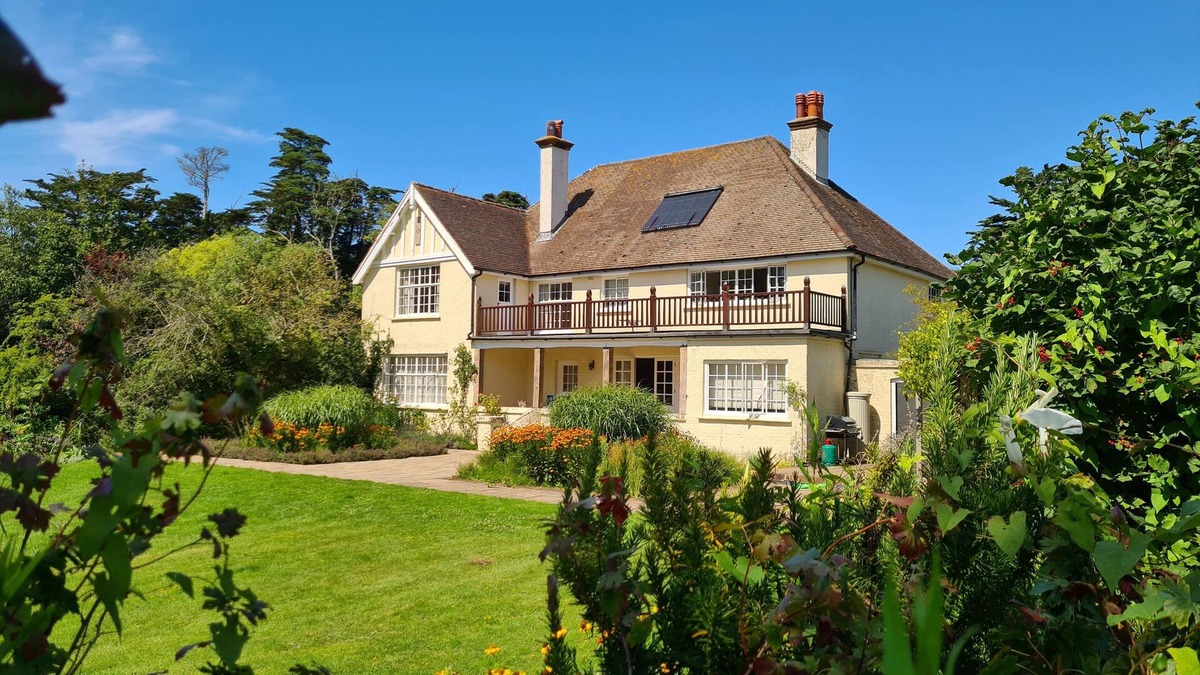 Yarmouth House | 5-bed house: pool, tennis court, walk to beach, 10 acres
