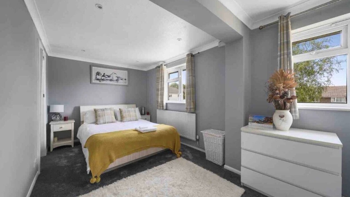 Larkfield House | 5 Bed House - Sleeps 10 - Garden - Parking - Wifi