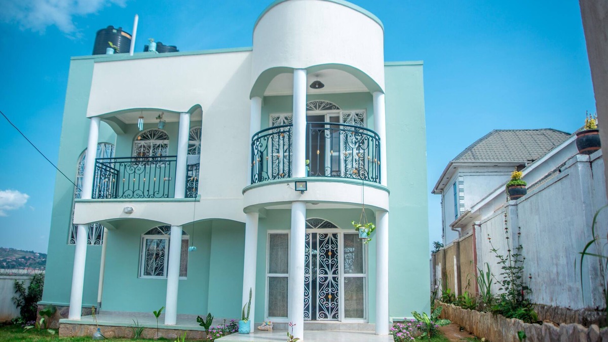 Entebbe Villa | 5-bed Lakeview Villa with roofterrace and kidspond