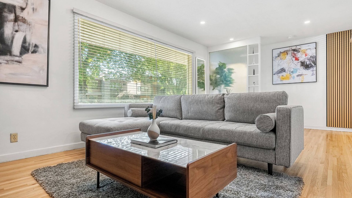 Northwest Calgary House | 5 bed Luxury Home: Steps to DT, River & Hospital