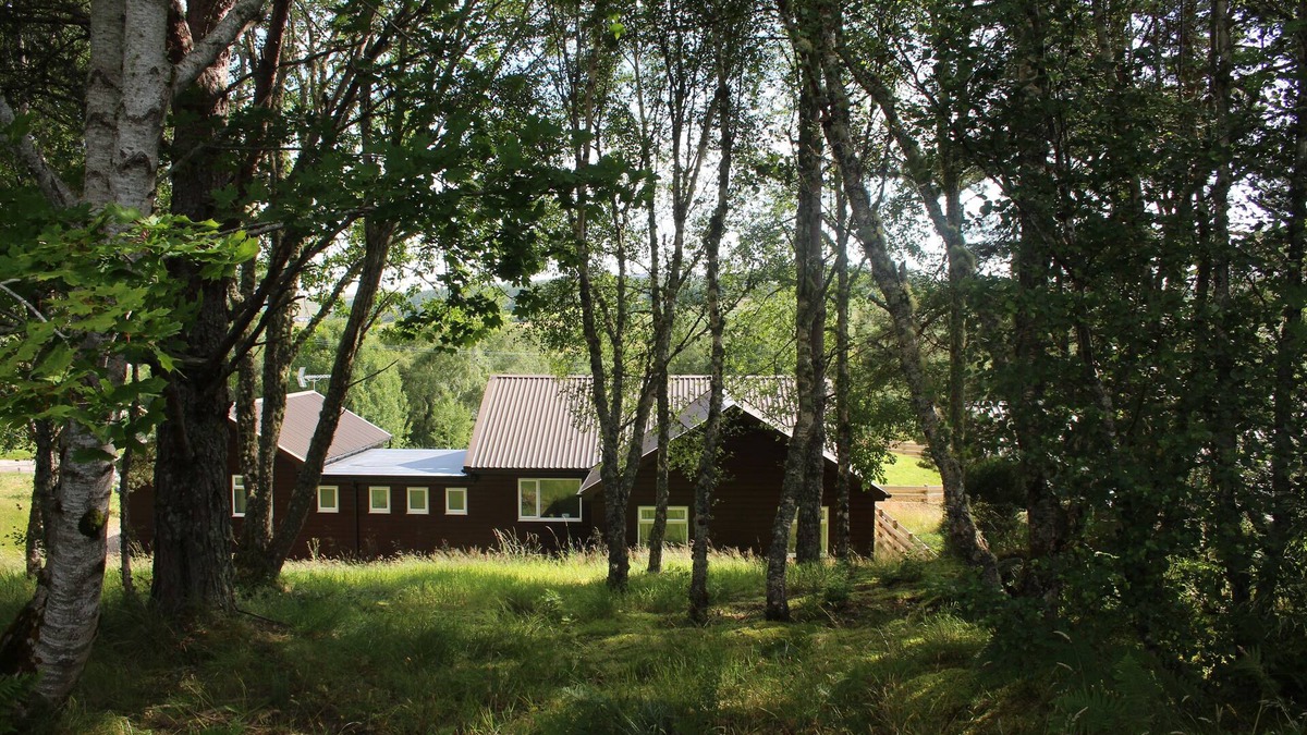 Lairg House | 5 bed modern lakeside cottage NC500