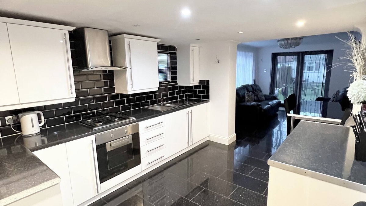Stratford House | 5 Bed Rooms Property Close To Stratford City.