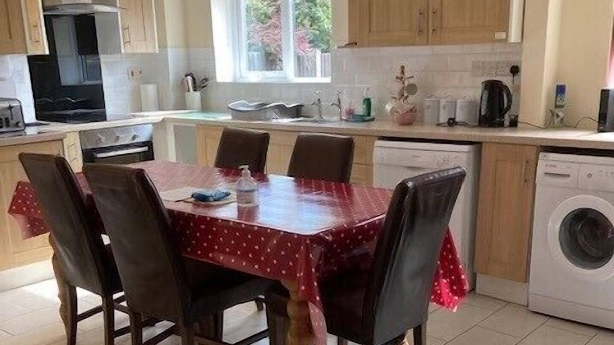 Newport House | 5-Bed Town House in Newport
