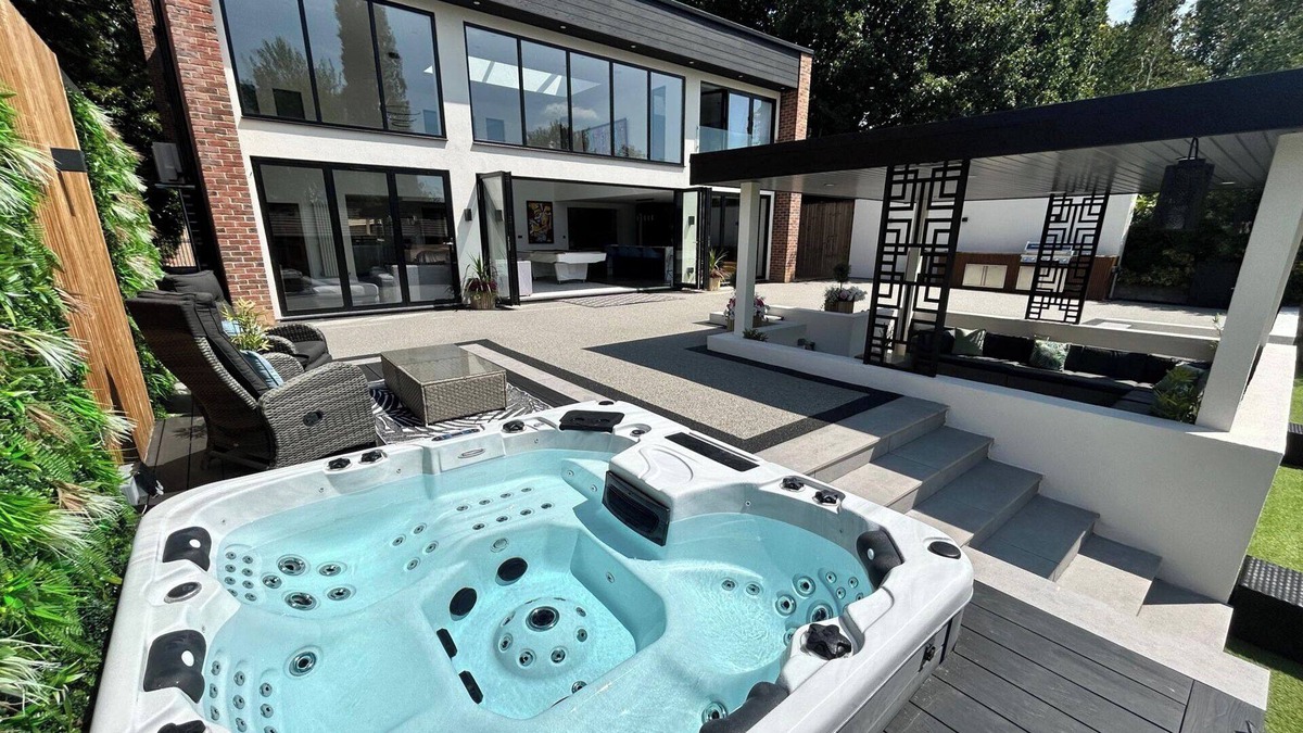 Doncaster Villa | 5 Bed Villa-Sleeps 10-Hot Tub-Bar & Pool table