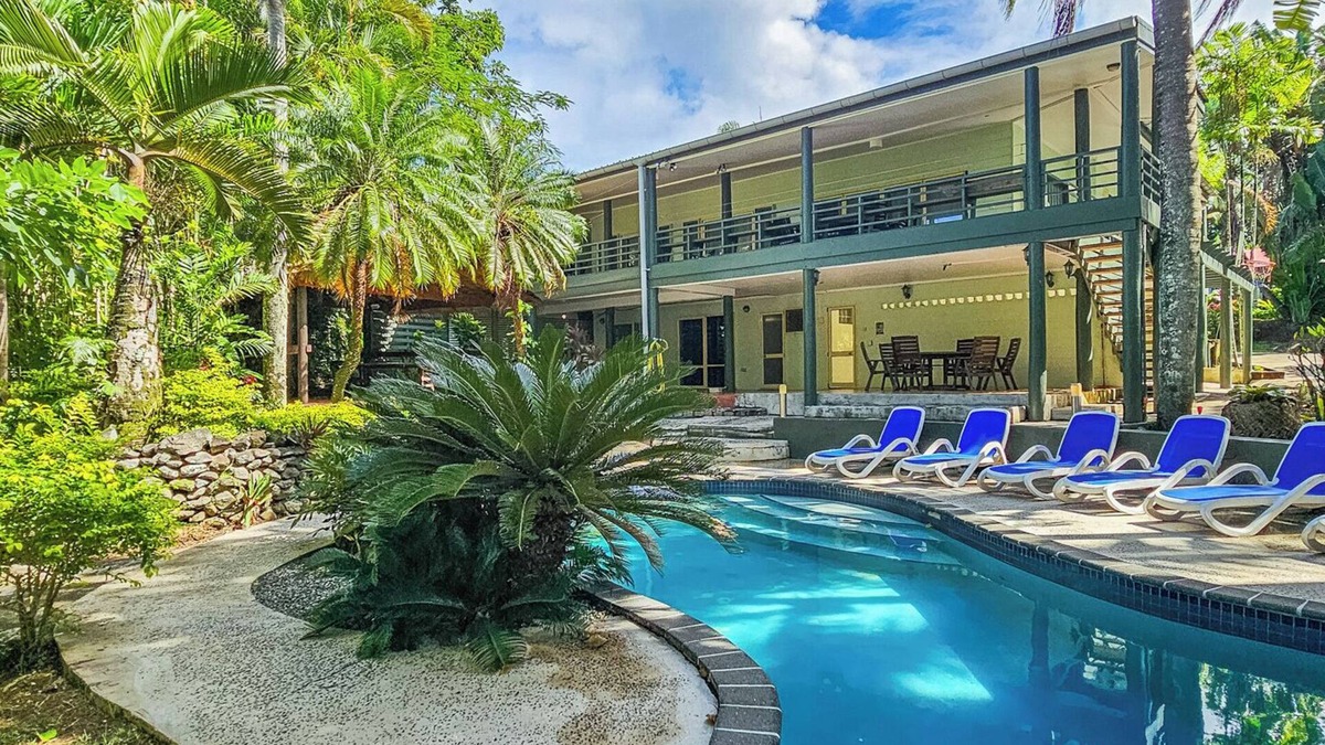 Muri Cabin | 5-Bedrm Family Oasis: Private Lodge w Pool, Sleeps 14, 3 Apartments, Free WIFI