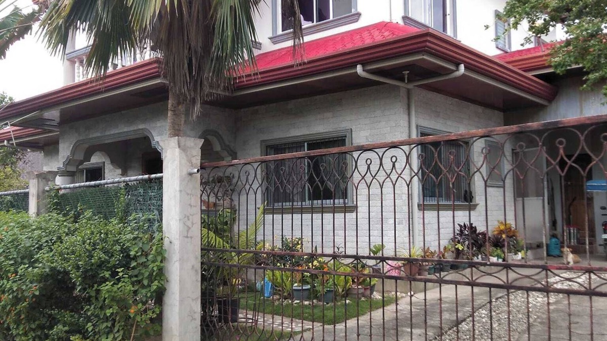 Basdiot House | 5 Bedrm villa by the seaside great for diving and snorkling family friendly.