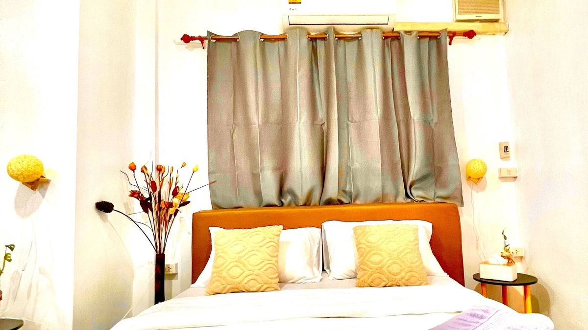 Ratchadaphisek House | 5 bedroom Family Friendly House Huai Khwang Bangkok