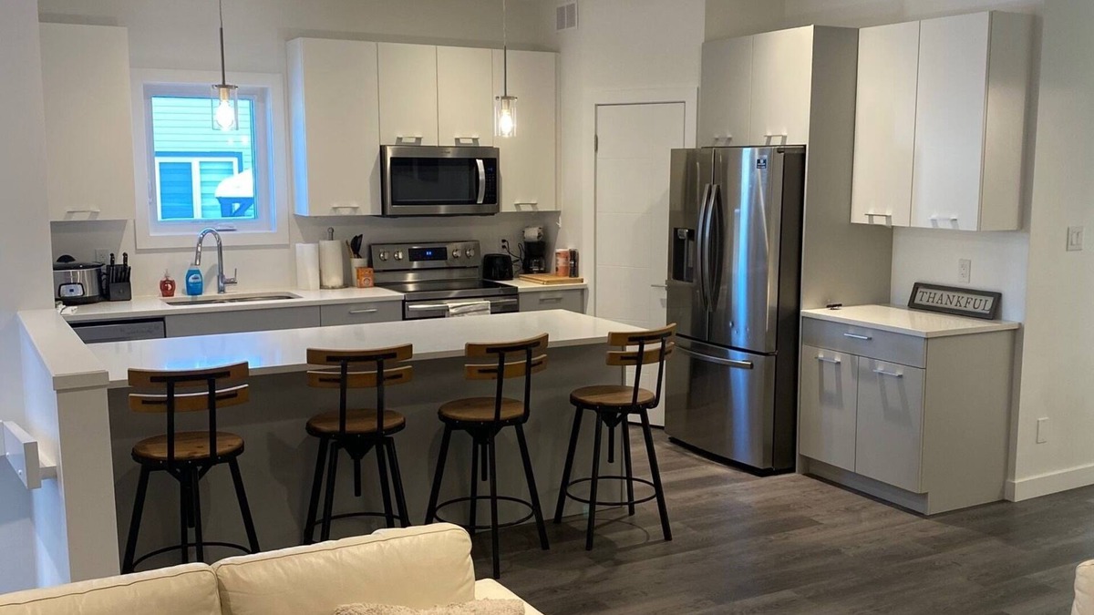 Fort Gary House | 5 Bedroom, 2 kitchen FRESH home