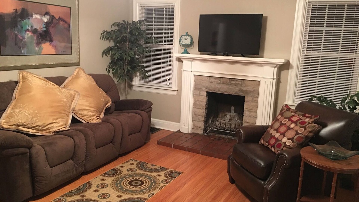 Middletown House | 5 bedroom/2bath, garage, yard, parking east end close to everything