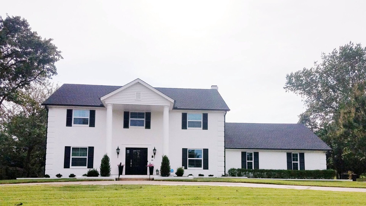 Sapulpa House | 5 Bedroom 3 bath Colonial Home with Turf Putting Green for Golf fans!