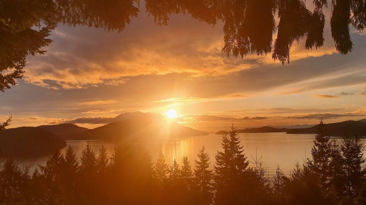 Lions Bay House | 5-Bedroom 4-Bathroom full house, "Breathtaking Views"
