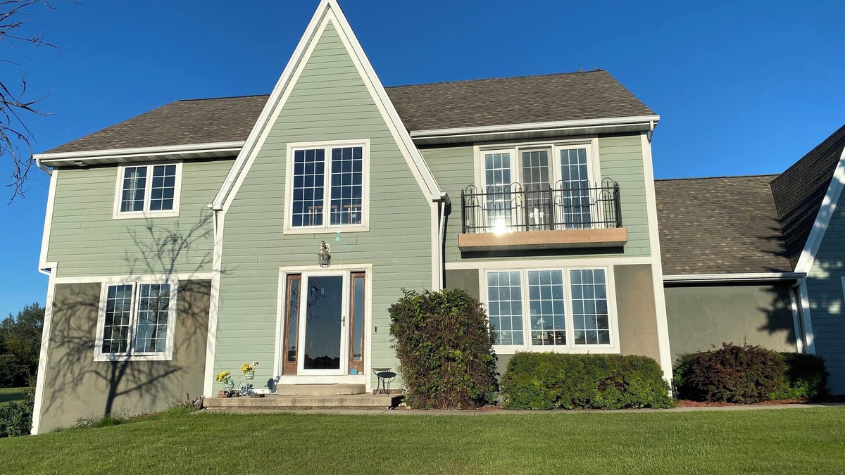 De Pere House | 5 Bedroom 5 bath custom home 17 min from Lambeau with hot tub