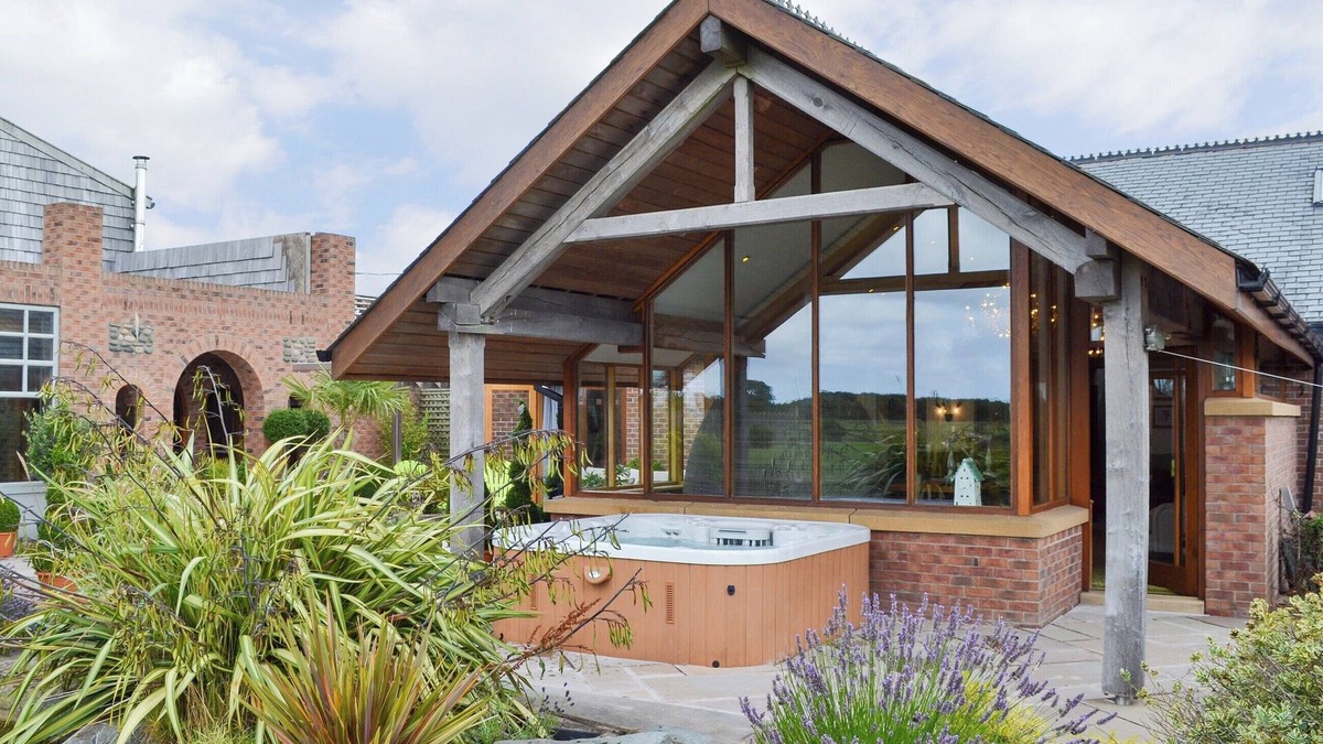 Poulton-le-Fylde Cottage | 5 bedroom accommodation in Stalmine, near Poulton-le-Flyde