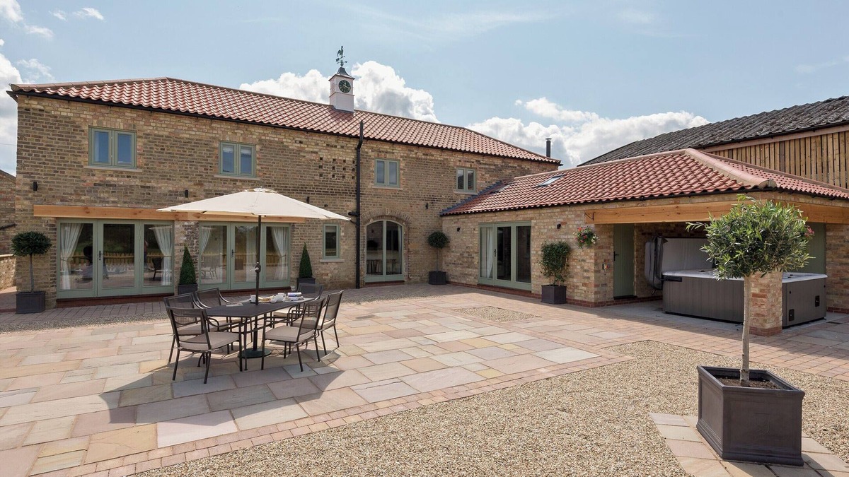 East Barkwith Cottage | 5 bedroom accommodation in East Barkwith, near Market Rasen